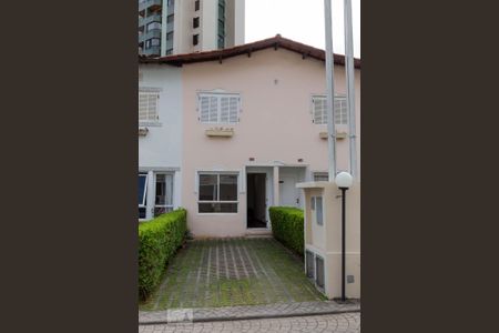 Casa para alugar com 108m², 2 quartos e 2 vagas Casa para alugar com 108m², 2 quartos e 2 vagasFachada da Casa
