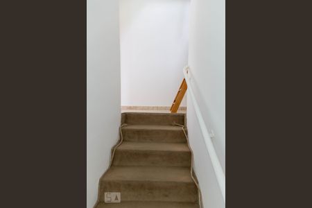 Casa para alugar com 108m², 2 quartos e 2 vagas Casa para alugar com 108m², 2 quartos e 2 vagasEscadas