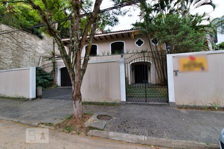 Casa à venda com 900m², 4 quartos e 6 vagasFachada