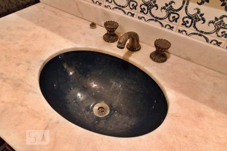 Casa à venda com 900m², 4 quartos e 6 vagasBanheiro da Suíte 2