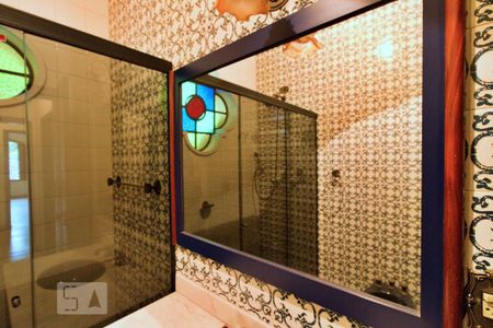 Casa à venda com 900m², 4 quartos e 6 vagasBanheiro da Suíte 2