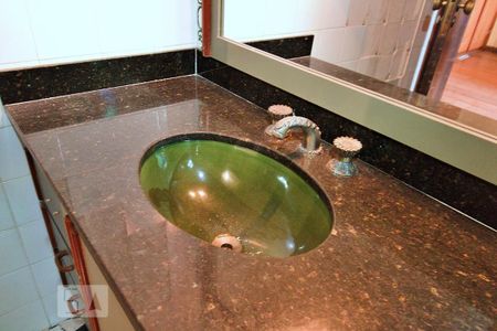 Casa à venda com 900m², 4 quartos e 6 vagasBanheiro da Suíte 4