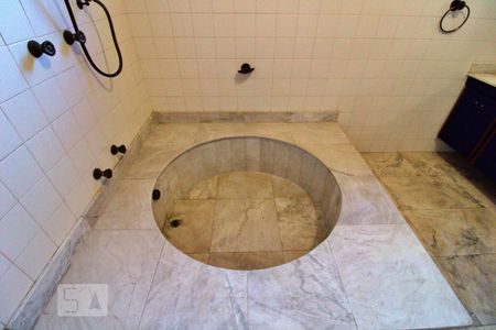 Casa à venda com 900m², 4 quartos e 6 vagasBanheiro da Suíte 1