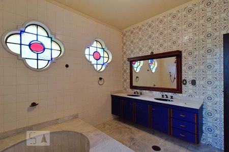 Casa à venda com 900m², 4 quartos e 6 vagasBanheiro da Suíte 1