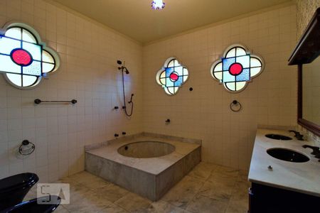 Casa à venda com 900m², 4 quartos e 6 vagasBanheiro da Suíte 1