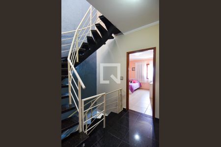 Casa à venda com 200m², 4 quartos e 4 vagasEscada Quartos