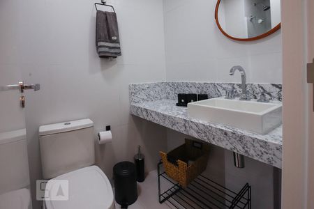 Banheiro de kitnet/studio para alugar com 1 quarto, 24m² em Indianópolis, São Paulo