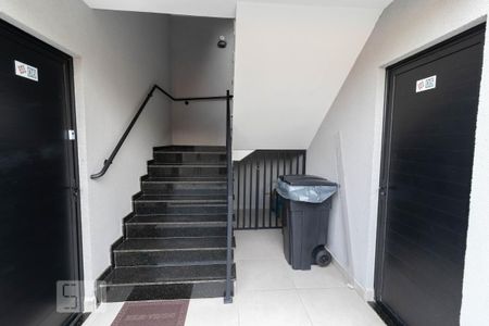 Escadas de apartamento para alugar com 2 quartos, 38m² em Vila Paiva, São Paulo