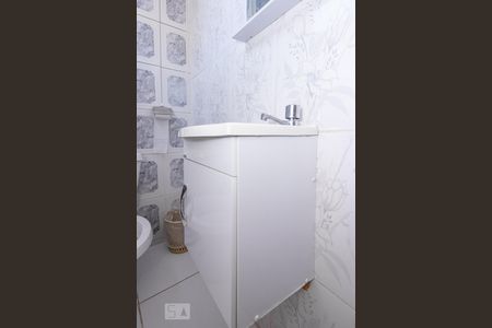 Casa para alugar com 245m², 8 quartos e 3 vagasBanheiro Social