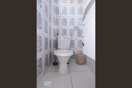 Casa para alugar com 245m², 8 quartos e 3 vagasBanheiro Social