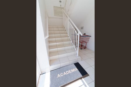 Apartamento para alugar com 65m², 3 quartos e 1 vagaEscadas de acesso à academia