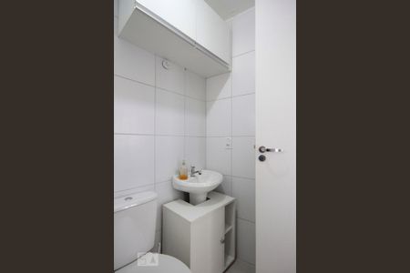 Banheiro de kitnet/studio para alugar com 1 quarto, 27m² em Luz, São Paulo