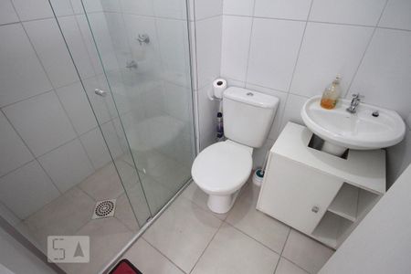 Banheiro de kitnet/studio para alugar com 1 quarto, 27m² em Luz, São Paulo