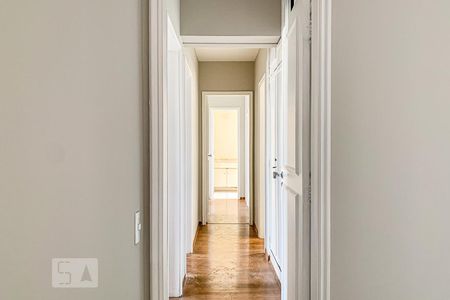 Corredor de apartamento à venda com 3 quartos, 115m² em Cambuí, Campinas