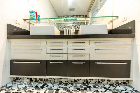 Casa para alugar com 300m², 4 quartos e 5 vagasBanheiro social