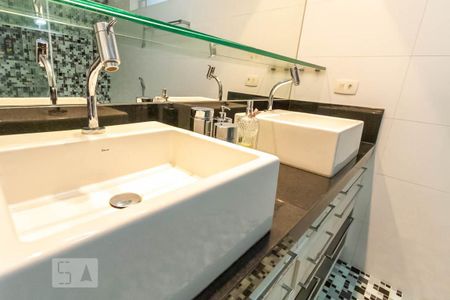 Casa para alugar com 300m², 4 quartos e 5 vagasBanheiro social