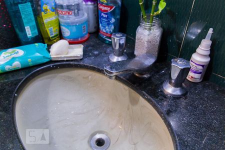 Casa à venda com 400m², 5 quartos e 8 vagasBanheiro da edícula - Torneira