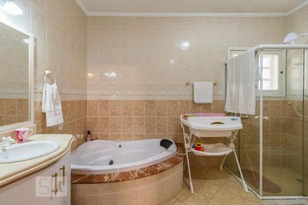 Casa de condomínio para alugar com 600m², 4 quartos e 6 vagasBanheiro da Suíte 1