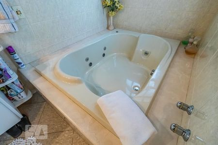 Casa de condomínio para alugar com 600m², 4 quartos e 6 vagasDetalhe do Banheiro da Suíte 4