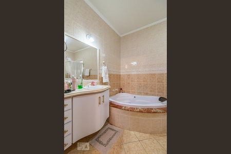 Casa de condomínio para alugar com 600m², 4 quartos e 6 vagasBanheiro da Suíte 1