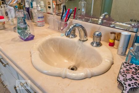 Casa de condomínio para alugar com 600m², 4 quartos e 6 vagasDetalhe do Banheiro da Suíte 4