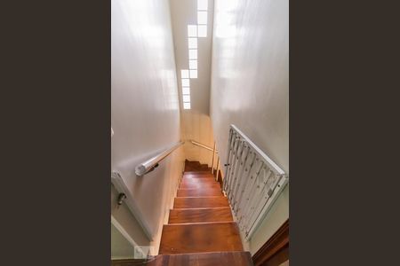 Casa à venda com 190m², 3 quartos e 2 vagas Casa à venda com 190m², 3 quartos e 2 vagasEscada