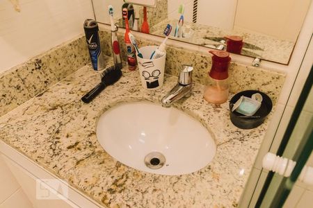 Casa de condomínio à venda com 68m², 2 quartos e 1 vagaBanheiro da Suíte 2 Pia