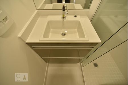 Banheiro de kitnet/studio para alugar com 1 quarto, 19m² em Brás, São Paulo