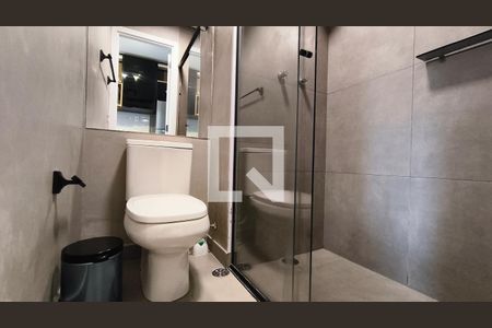 Banheiro de kitnet/studio para alugar com 1 quarto, 17m² em Liberdade, São Paulo