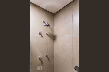 Banheiro de kitnet/studio para alugar com 1 quarto, 17m² em Liberdade, São Paulo