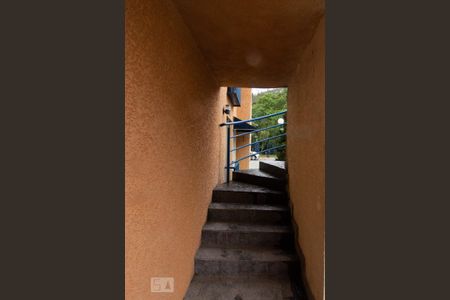 Casa de condomínio para alugar com 50m², 2 quartos e 1 vagaDetalhe - Escada