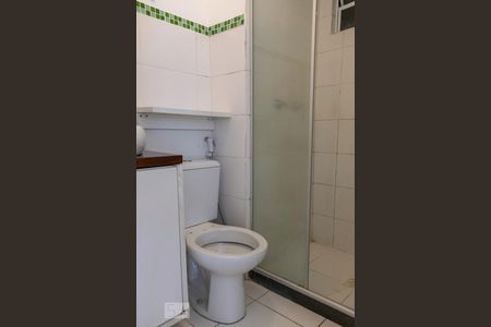 Banheiro de apartamento para alugar com 2 quartos, 42m² em Vargem Pequena, Rio de Janeiro