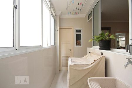 Apartamento para alugar com 240m², 3 quartos e 1 vagaÁrea de Serviço