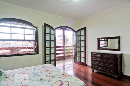 Casa à venda com 300m², 4 quartos e 4 vagas Casa à venda com 300m², 4 quartos e 4 vagasSuíte