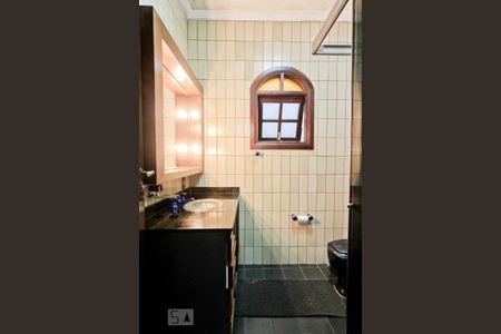 Casa à venda com 300m², 4 quartos e 4 vagas Casa à venda com 300m², 4 quartos e 4 vagasBanheiro