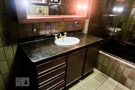 Casa à venda com 300m², 4 quartos e 4 vagas Casa à venda com 300m², 4 quartos e 4 vagasBanheiro da Suíte