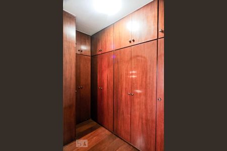 Casa à venda com 300m², 4 quartos e 4 vagas Casa à venda com 300m², 4 quartos e 4 vagasCloset da suíte