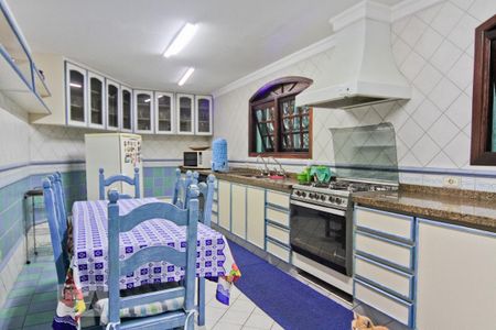 Casa à venda com 300m², 4 quartos e 4 vagas Casa à venda com 300m², 4 quartos e 4 vagasCozinha