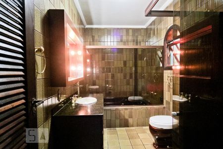 Casa à venda com 300m², 4 quartos e 4 vagas Casa à venda com 300m², 4 quartos e 4 vagasBanheiro da Suíte