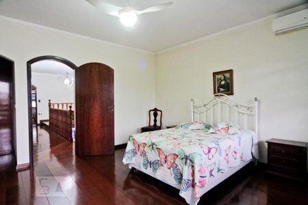 Casa à venda com 300m², 4 quartos e 4 vagas Casa à venda com 300m², 4 quartos e 4 vagasSuíte