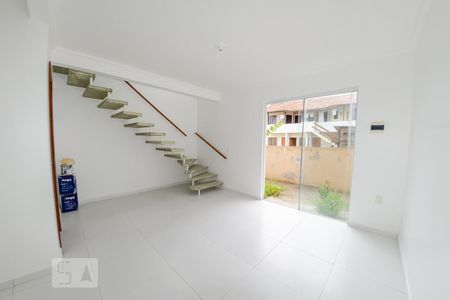 Sala de casa para alugar com 2 quartos, 72m² em São João do Rio Vermelho, Florianópolis