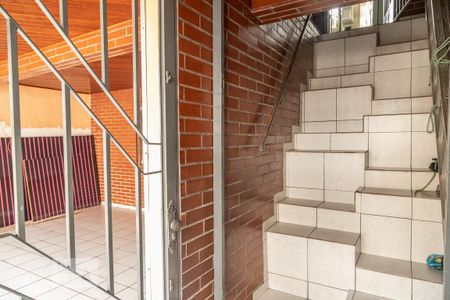 Casa à venda com 150m², 4 quartos e 2 vagas Casa à venda com 150m², 4 quartos e 2 vagasCasa 2 - Escada