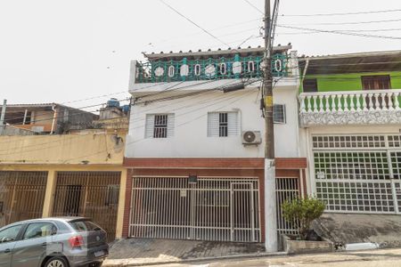 Casa à venda com 150m², 4 quartos e 2 vagas Casa à venda com 150m², 4 quartos e 2 vagasFachada