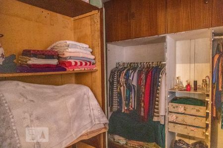 Casa à venda com 150m², 4 quartos e 2 vagas Casa à venda com 150m², 4 quartos e 2 vagasCasa 1 - Closet do quarto 1