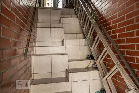 Casa à venda com 150m², 4 quartos e 2 vagas Casa à venda com 150m², 4 quartos e 2 vagasCasa 2 - Escada