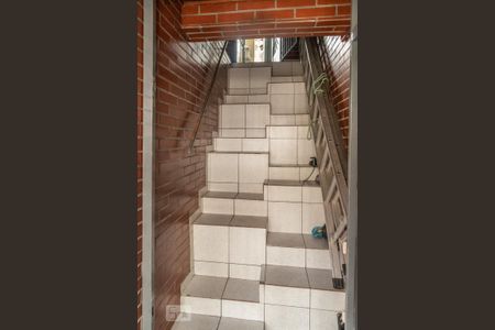 Casa à venda com 150m², 4 quartos e 2 vagas Casa à venda com 150m², 4 quartos e 2 vagasCasa 2 - Escada