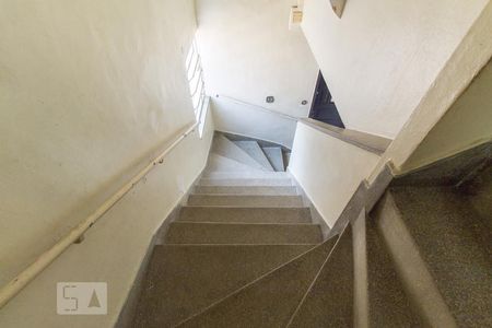 Apartamento para alugar com 75m², 2 quartos e sem vaga Apartamento para alugar com 75m², 2 quartos e sem vagaEscada