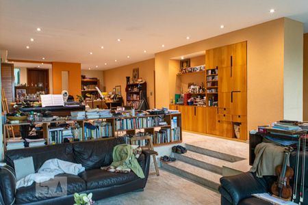 Casa à venda com 404m², 4 quartos e 6 vagasSala