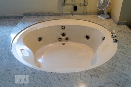 Casa à venda com 404m², 4 quartos e 6 vagasDetalhe da suíte 1