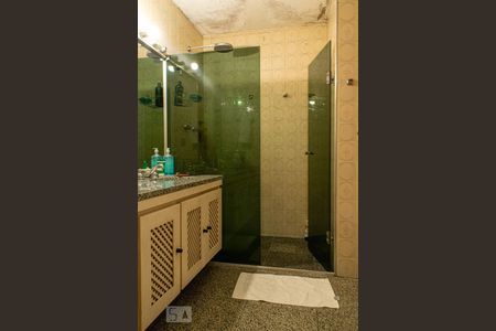 Casa à venda com 404m², 4 quartos e 6 vagasBanheiro da suíte 2